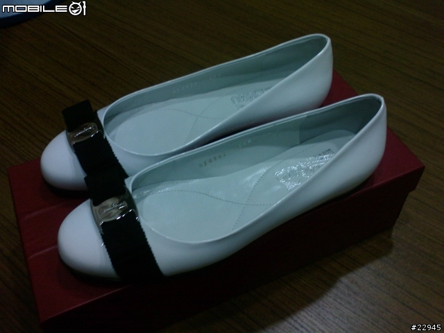 [分享]黑白的優雅.女王的Ferragamo Varina