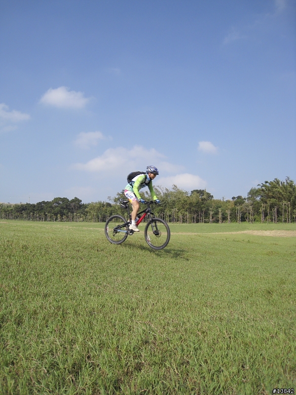 [分享] 01竹蜻蜓晨騎新紀錄78人-新竹的經典路線17公里海岸線與青青草原