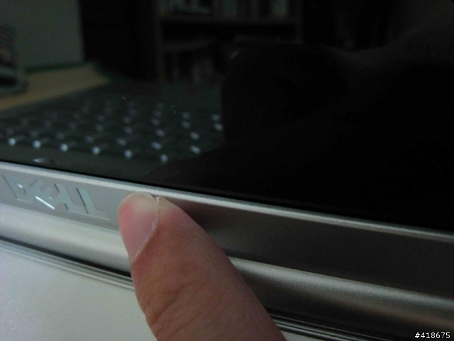 Dell 1520螢幕邊框下緣鼓出,請問這真的是正常的狀況嗎!?