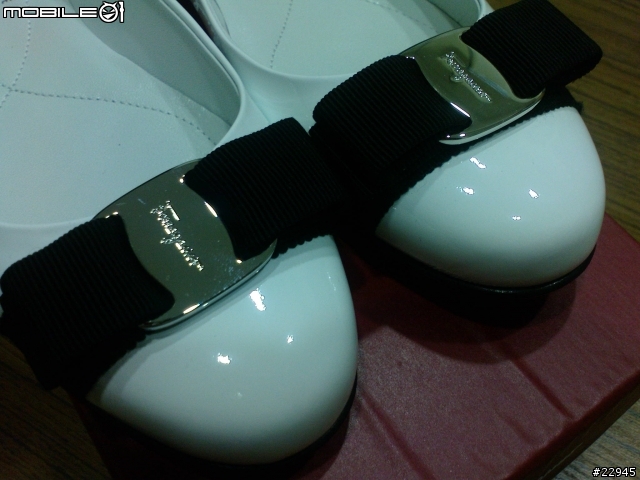 [分享]黑白的優雅.女王的Ferragamo Varina