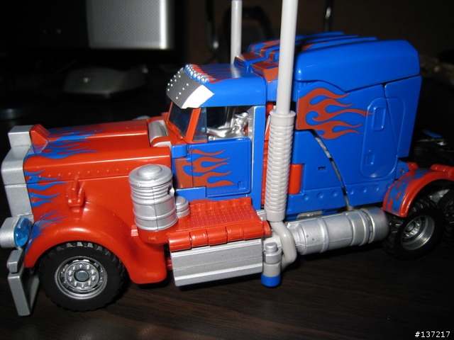 金屬漆塗裝的密卡登 vs 六角盒版的柯博文