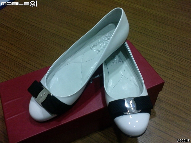 [分享]黑白的優雅.女王的Ferragamo Varina