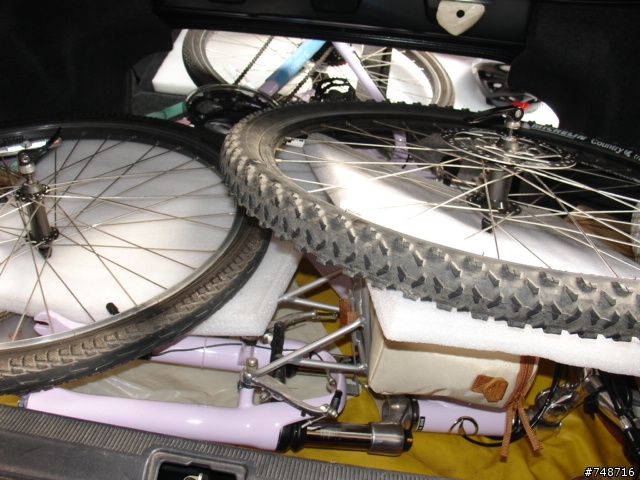 分享一般2.0"四門房車"可輕鬆裝入兩台只拆前輪的26吋登山車