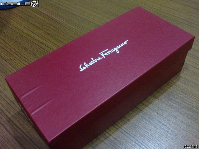 [分享]黑白的優雅.女王的Ferragamo Varina