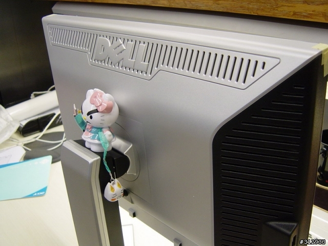[搶頭箱 DELL 2208WFP] 夢幻雞爪座..千呼萬喚始出來...[簡單開箱]
