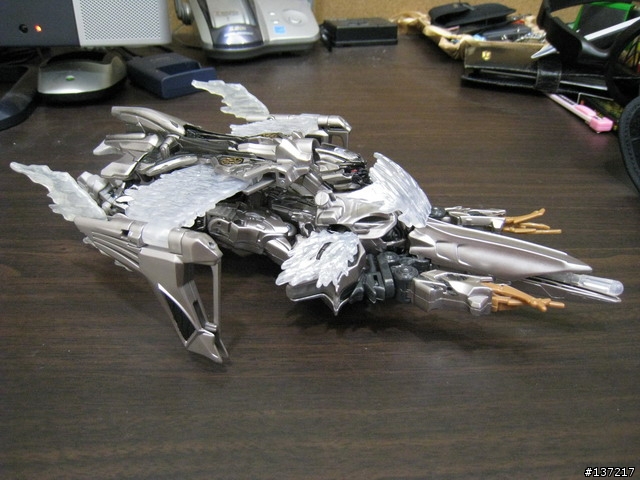 金屬漆塗裝的密卡登 vs 六角盒版的柯博文