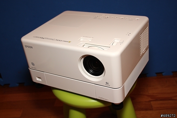 可以180度旋轉的"很簡單"投影機－EPSON EMP-TWD10 開箱文