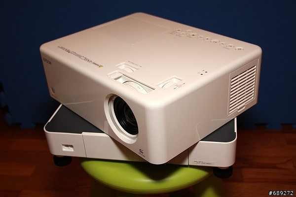 可以180度旋轉的"很簡單"投影機－EPSON EMP-TWD10 開箱文
