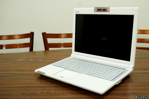 白色魅力 ASUS F8P 入手啦!!!