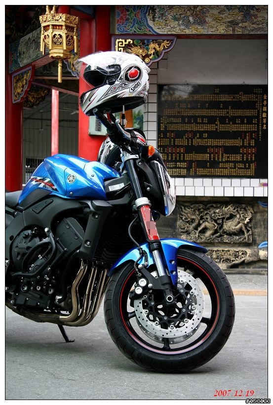 『勸敗』我家女王說要送耶誕節禮物....可是襪子放不進去.....><......YAMAHA FZ-1N