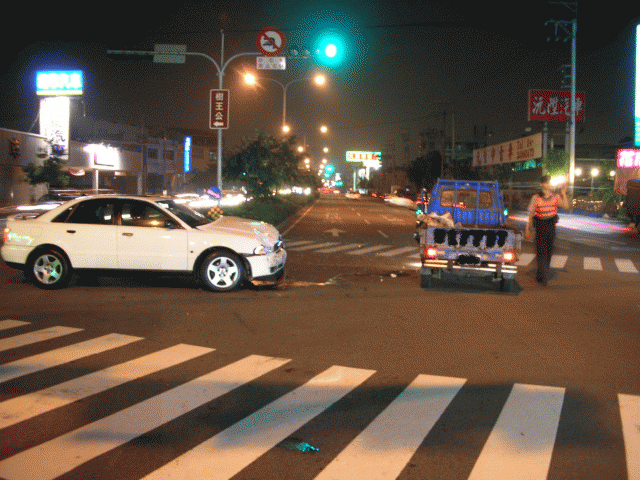 尋車禍目擊者或懂法律者請進(9/20晚大里  文心南路與東興路口)