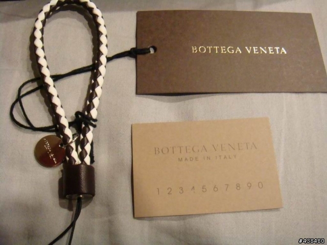 [開箱文]ＢｏｔｔｅｇａＶｅｎｅｔａ新一季的編織小羊皮手機吊飾