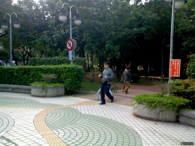 大安森林公園不能騎單車喔