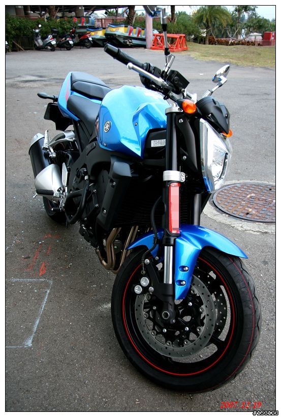 『勸敗』我家女王說要送耶誕節禮物....可是襪子放不進去.....><......YAMAHA FZ-1N