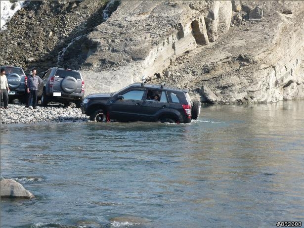 昨天去台中大峽谷 不少車在越野