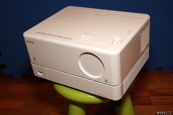 可以180度旋轉的"很簡單"投影機－EPSON EMP-TWD10 開箱文