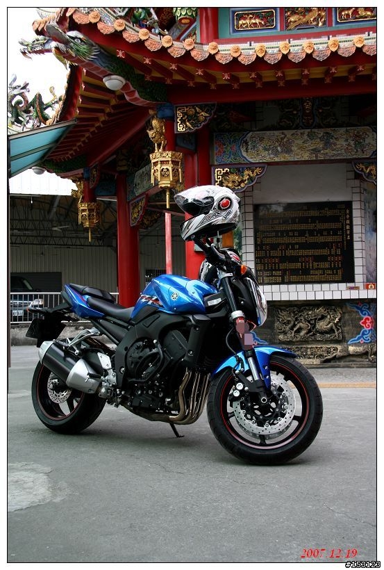 『勸敗』我家女王說要送耶誕節禮物....可是襪子放不進去.....><......YAMAHA FZ-1N