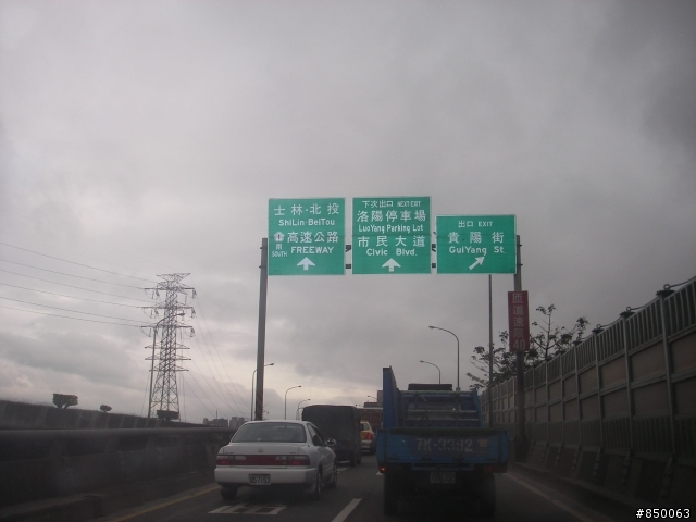 台北市高架道路的上的奇怪設施