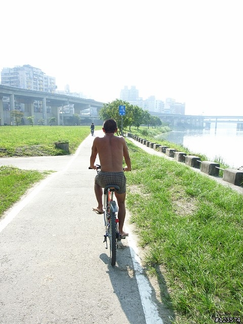 極度輕裝的河濱單車騎士