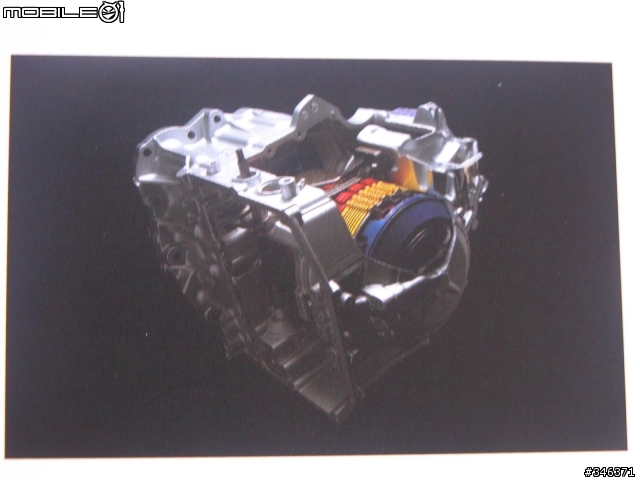 今天堂弟帶回來的  New mondeo 型錄