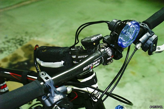 [分享]4款熱門車燈的殘酷舞台+DIY單車用35W超暴力HID插花測試