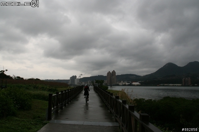 關渡宮到淡水的自行車道 雨天一樣多人