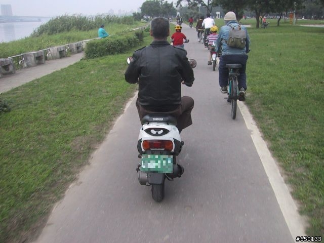 [請教]該如何舉發單車道上的違規機車?