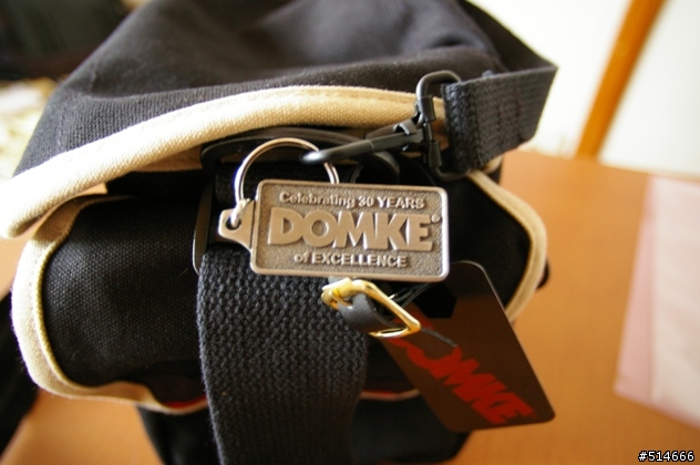 [開箱]我的大王、皇后與移動城堡--D300+17-55+DOMKE 30週年紀念包   1/31新增皇冠一頂~
