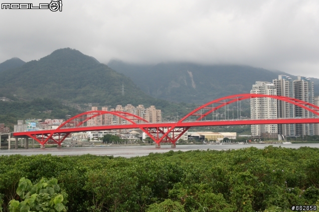 關渡宮到淡水的自行車道 雨天一樣多人