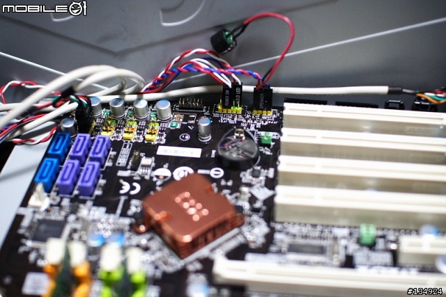 [分享]幫朋友裝的新電腦(E8400、4G、8600GTS)...輕輕鬆鬆的組裝過程...