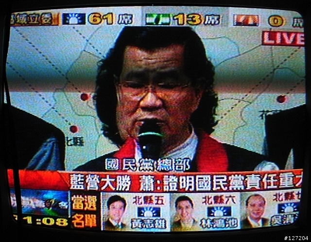 [趣味]上鏡頭前請先注意背後站了誰--老蕭的新髮型
