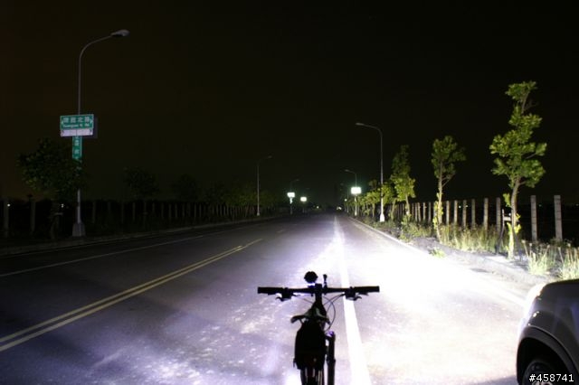 [分享]4款熱門車燈的殘酷舞台+DIY單車用35W超暴力HID插花測試