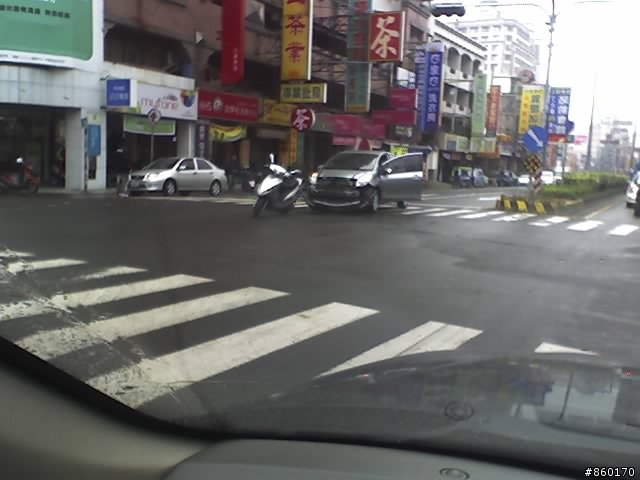 (附圖)yaris與機車擦撞,機車沒事,但...!!