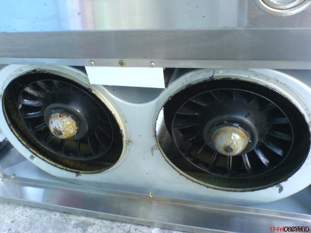 男人的假日休閒生活...洗排油煙機...專業的效果