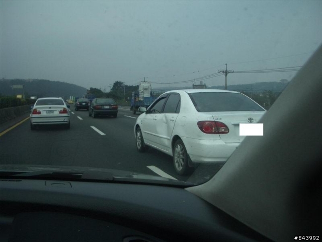 高速公路上遇到車門凹進去的ALTIS