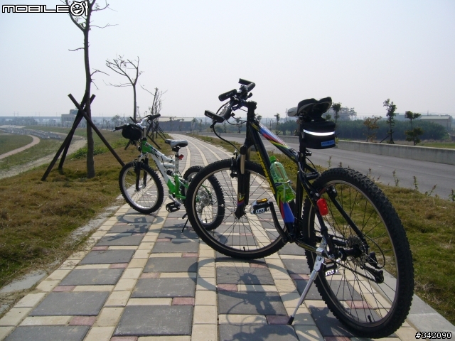 [分享]小朋友20"登山車GIANT YD-290(第一天就直接給它OFF-ROAD)