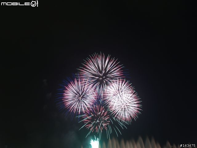 e300 高雄燈會拍的 畫面上面黑色部份都會有點點的東西 有清過ccd的還是會有～～請問這是壞點嗎