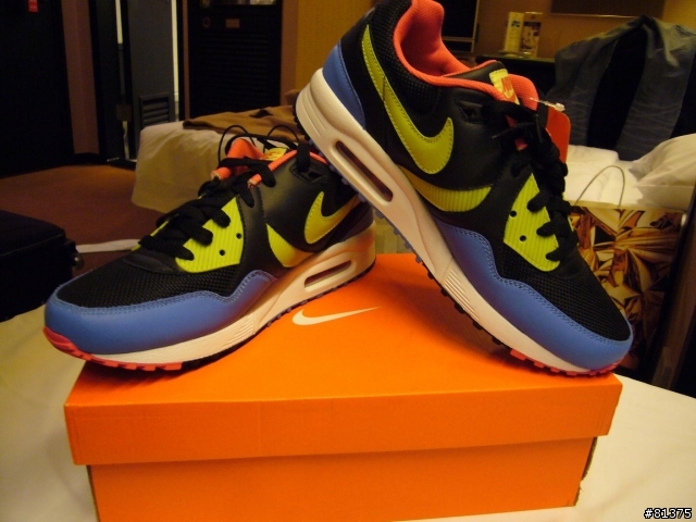 香港購入 NIKE AIR MAX LIGHT
