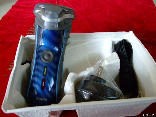 philips HQ-7120 飛利浦三刀頭水洗電鬍刀開箱文~~~