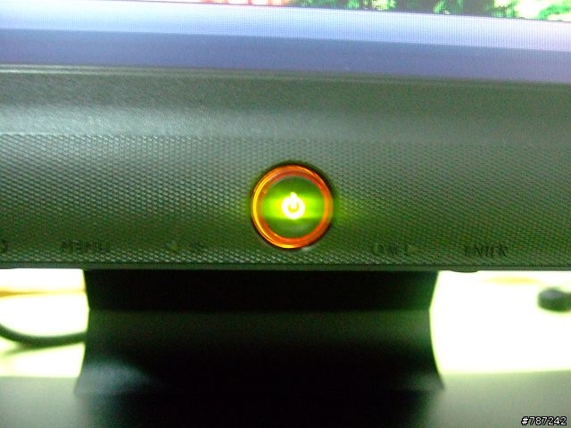 [分享]簡單的開箱之BenQ G2400W 24吋寬螢幕液晶顯示器