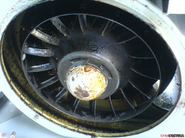 男人的假日休閒生活...洗排油煙機...專業的效果