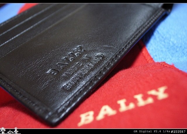 [分享]紅白相間的BALLY經典基本款皮夾!!