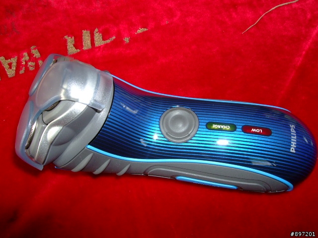 philips HQ-7120 飛利浦三刀頭水洗電鬍刀開箱文~~~
