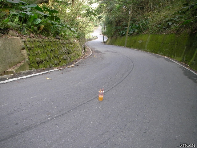 觀音山中直路陡坡白天實景照片