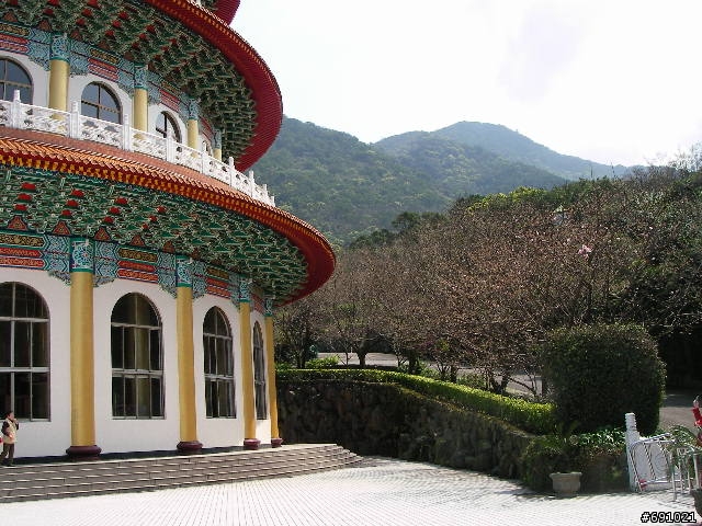 觀音山中直路陡坡白天實景照片