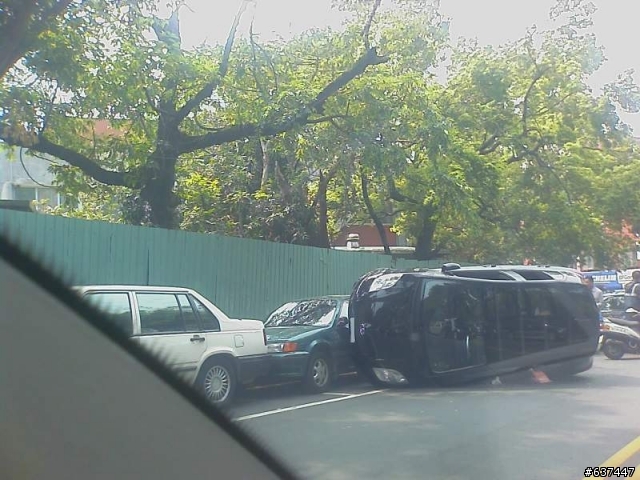 剛才回家途中看到的小黑'翻'Y(Yaris)