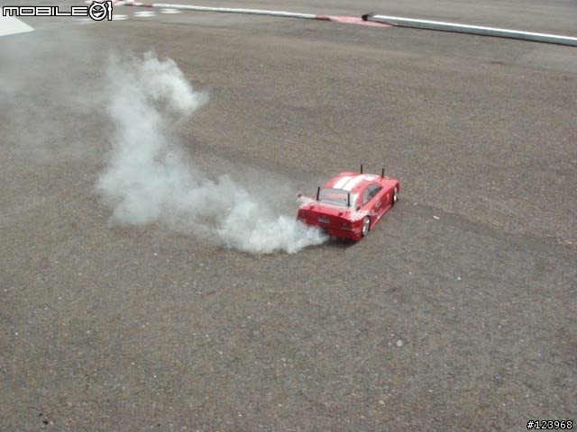 遙控車甩尾...還冒煙喔!