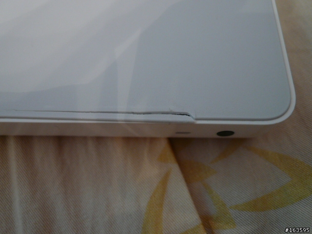 用了半年的macbook，奇怪的破裂方式