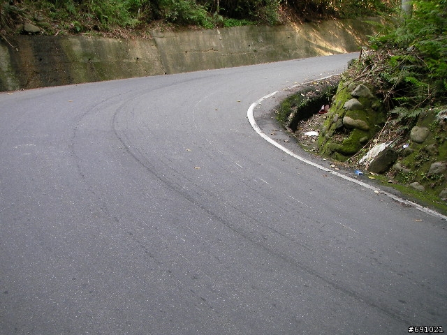 觀音山中直路陡坡白天實景照片