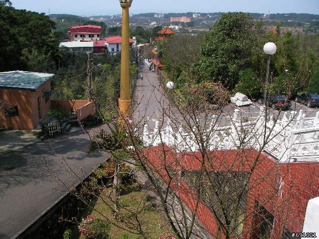 觀音山中直路陡坡白天實景照片